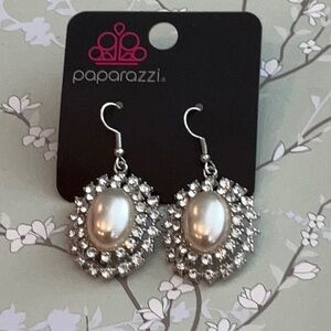 ❄️ Paparazzi } Silver and White Dangle Earrings with Pearl Accents Mega Movie